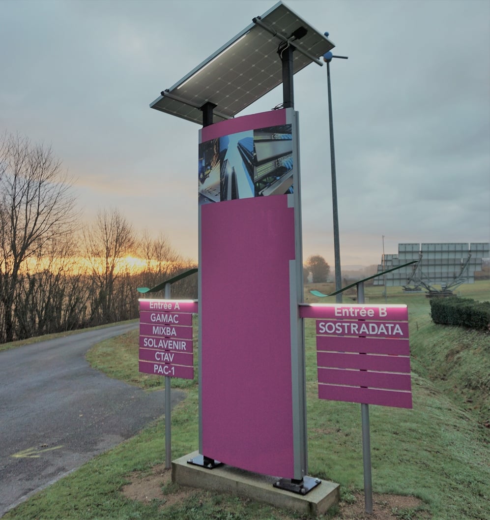 Totem photovoltaïque en panneau indicateur